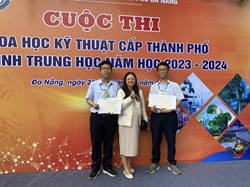 Học sinh Lê Quang Phúc và Huỳnh Tấn Phúc lớp 12A5 THPT chuyên Lê Quý Đôn cùng giáo viên hướng dẫn