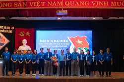 Thầy giáo Lê Thanh Hải, Bí thư Đảng ủy, Hiệu trưởng nhà trường chụp hình lưu niệm cùng Ban Chấp Hành Đoàn trường nhiệm kỳ 2024-2025