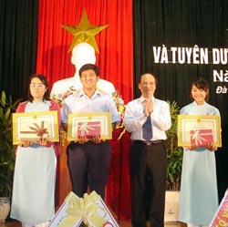 Chủ tịch UBND thành phố Trần Văn Minh tặng quà cho các em học sinh giỏi