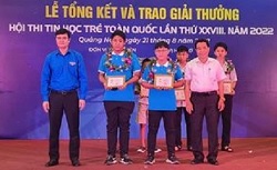 Đồng chí Bùi Quang Huy, Ủy viên dự khuyết T.Ư Đảng, Bí thư thường trực T.Ư Đoàn trao bằng khen cho học sinh Đinh Thành Nhật và Trần Đình Phước