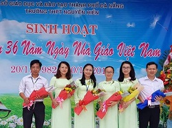 Thầy giáo Nguyễn Thanh Bình (ngoài cùng bên phải) trong buổi sinh hoạt chuyên đề nhân kỷ niệm 36 năm Ngày Nhà giáo Việt Nam tại Trường THPT Nguyễn Hiền