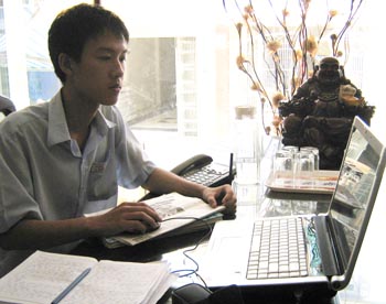 Bảo Trung đang chạy thử phần mềm trợ giúp nhà đầu tư chứng khoán trên PC và Mobile.