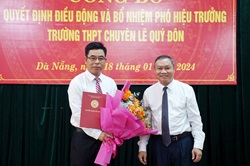 Ông Mai Tấn Linh, Phó Giám đốc Sở Giáo dục và đào tạo Đà Nẵng trao quyết định bổ nhiệm cho thầy giáo Lê Thiện Trà