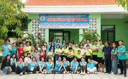 Câu lạc bộ tiếng Pháp (CFLE) của trường THPT Chuyên Lê Quý Đôn cùng các thầy cô tổ Pháp của trường THPT Chuyên Lê Quý Đôn Đà Nẵng