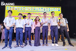 Cô Phạm Thị Phương Dung cùng các học sinh đoạt giải của trường THPT chuyên Lê Quý Đôn 