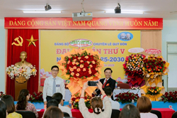 Đồng chí Phùng Phú Phong - Bí thư Quận ủy Sơn Trà - tặng hoa chúc mừng đại hội