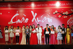 Thầy giáo Lê Thanh Hải - Phó Hiệu trưởng - trao giấy khen cho các học sinh đoạt giải