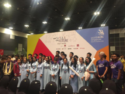 Đoàn học sinh chụp ảnh lưu niệm với các bạn tham gia chương trình D.I.Y.ASEAN