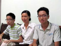 Phạm Công Tín (phải) cùng mẹ và em trai. 