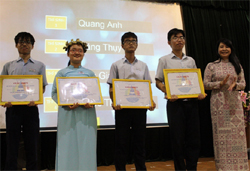 Cô giáo Lê Thị Châu – Phó Hiệu trưởng nhà trường trao giấy khen cho các thí sinh