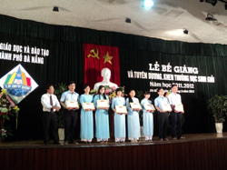 Hữu Thành ( thứ 2 từ phải sang) trong ngày nhận thưởng lễ bế giảng tổng kết năm học 2011-2012.