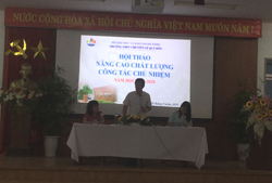 Thầy giáo Lê Vinh chủ trù buổi hội thảo