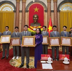Học sinh Huỳnh Huy Hưng vinh dự bước lên bục cao nhất để đón nhận Huân chương Lao động hạng Ba do Chủ tịch nước Cộng hòa Xã hội Chủ nghĩa Việt Nam trao tặng