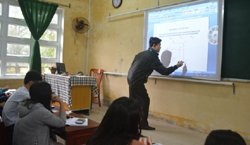 Việc sử dụng thiết bị công nghệ thông tin vào dạy học giúp tiết học sinh động hơn. TRONG ẢNH: Một giờ học tại Trường THPT Nguyễn Trãi (quận Liên Chiểu).