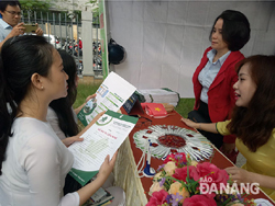 Thí sinh tìm hiểu thông tin về các trường đại học tại ngày hội tư vấn tuyển sinh do Sở GD&ĐT Đà Nẵng tổ chức.