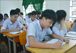 Học sinh Trường THPT Tôn Thất Tùng ôn tập chuẩn bị cho kỳ thi tốt nghiệp THPT năm 2018.
