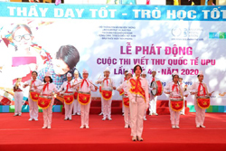 Cuộc thi Viết thư Quốc tế UPU lần thứ 49 đã chính thức được phát động tại trường Trung học Cơ sở Thành Công. (Ảnh: PV/Vietnam+)