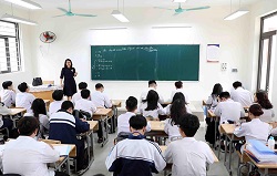 Giờ ôn tập kiến thức chuẩn bị cho kỳ thi tốt nghiệp Trung học phổ thông năm 2021 của học sinh lớp 12 trường THPT Trương Định (Hà Nội). (Ảnh: Thanh Tùng/TTXVN)