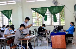 Học sinh Trường THPT Tân Lược, huyện Bình Tân tích cực ôn tập chuẩn bị cho kỳ thi. Ảnh: Lê Thúy Hằng/TTXVN