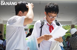 Thí sinh trao đổi sau khi hoàn thành bài thi tại điểm thi Trường THPT Phan Châu Trinh.