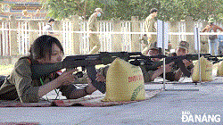 Học sinh THPT thi môn ngắm bắn súng AK trong hội thao Giáo dục quốc phòng - an ninh cho các trường THPT trên địa bàn thành phố tổ chức hằng năm. Ảnh: A.Đ