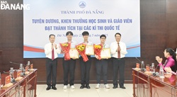 Bí thư Thành ủy Nguyễn Văn Quảng (bên trái), Chủ tịch HĐND thành phố Ngô Xuân Thắng (bên phải) trao bằng khen cho các em học sinh đoạt giải cao