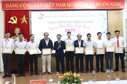 Thầy Lê Thanh Hải, Hiệu trưởng nhà trường (thứ 5, bên trái sang) tuyên dương, khen thưởng giáo viên có thành tích bồi dưỡng học sinh đoạt giải quốc tế