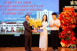Thầy giáo Lê Thanh Hải - Phó Bí thư Đảng bộ, Hiệu trưởng nhà trường nhận hoa chúc mừng từ đại diện học sinh trường (Nguồn ảnh: CLB Báo Mùa Xuân)
