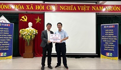 BTC trao giải Nhất - Khối học sinh cho nhóm học sinh Lê Quang Phúc lớp 12A5 Trường THPT chuyên Lê Quý Đôn, Đà Nẵng