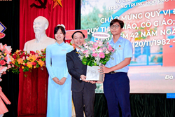 Đại diện học sinh tặng hoa chúc mừng hội đồng sư phạm nhà trường
