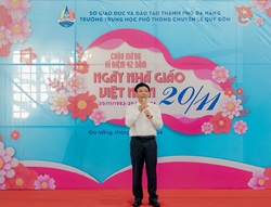 Thầy giáo Lê Thanh Hải - Bí thư Đảng bộ, Hiệu trưởng phát biểu khai mạc ngày hội