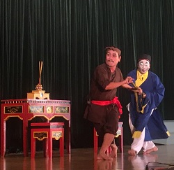 Các nghệ sĩ nhà hát tuồng Nguyễn Hữu Dĩnh biểu diễn trong trích đoạn 