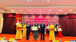 Cô Trương Nguyễn Ngọc Vinh - Phó Hiệu trưởng vinh dự nhận Bằng khen của Bộ trưởng Bộ Giáo dục và đào tạo